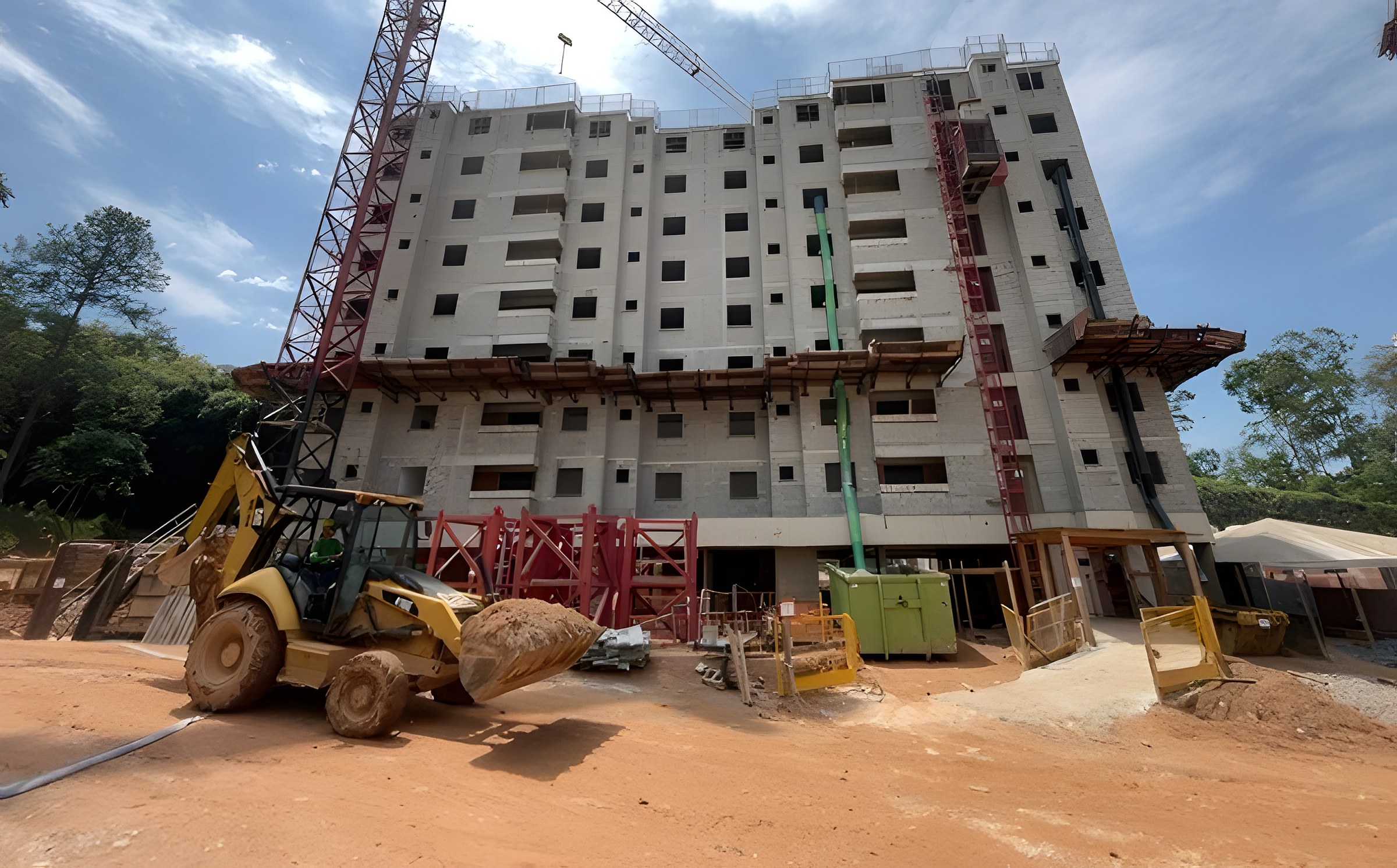 Torre em alvenaria estrutural com elevador de obra de cremalheira