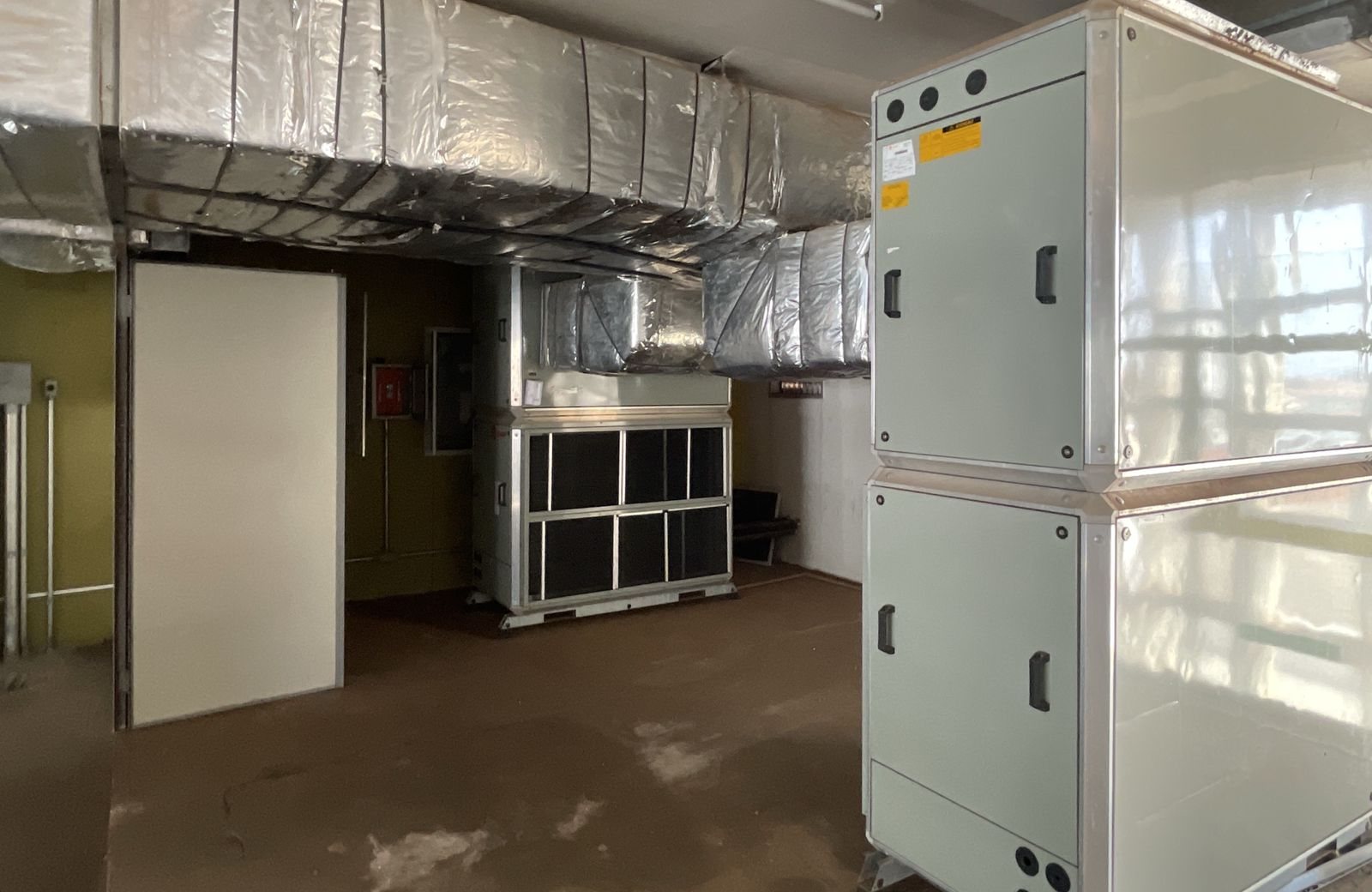 Casa de máquinas de climatização com unidades condicionadoras de ar e rede